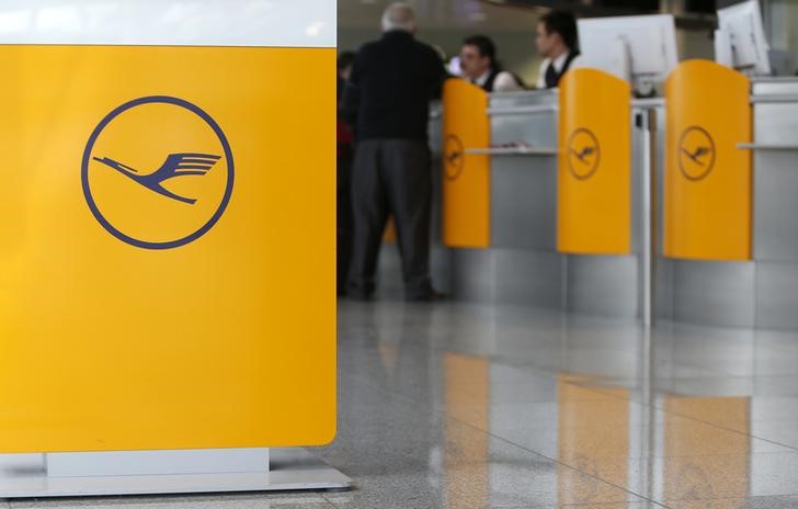 © Reuters. Passengers await their flights during pilots' strike of German flagship carrier Lufthansa at Munich's airport