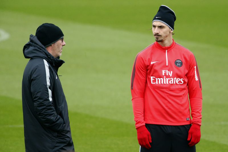 © Reuters. Zlatan Ibrahimovic of Paris St Germain speaks with head coach Laurent Blanc during a soccer training session at Ooredoo training camp in Saint-Germain-en-Laye, near Paris