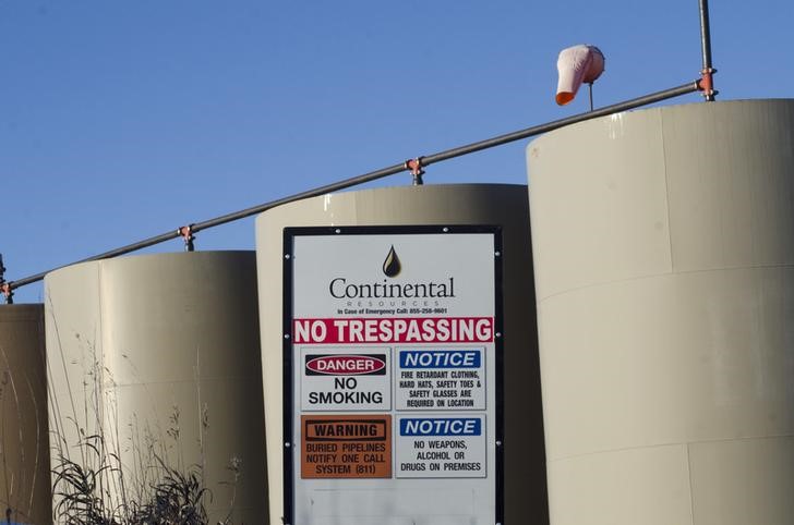 © Reuters. Storage tanks stand on a Continental Resources oil production site near Williston