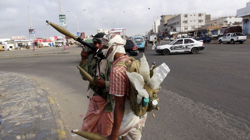 © Reuters. Militantes patrulham rua que dá acesso ao aeroporto em Áden
