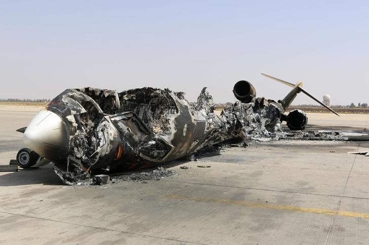 © Reuters. طائرات لقوات الحكومة الليبية المعترف بها دوليا تقصف مطارا في طرابلس