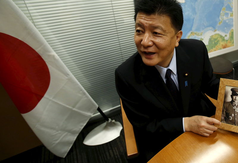 © Reuters. Yoshitaka Shindo, grandson of Tadamichi Kuribayashi, commander of the Japanese troops who fought and died in the battle of Iwo Jima, speaks during an interview in Tokyo