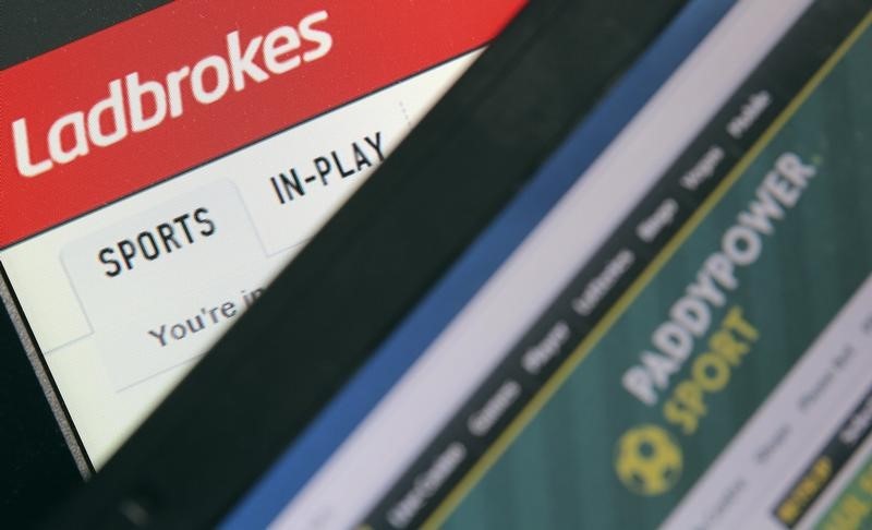 © Reuters. Picture illustration taken in Paris shows the Ladbrokes and PaddyPower Sport betting websites on electronic devices