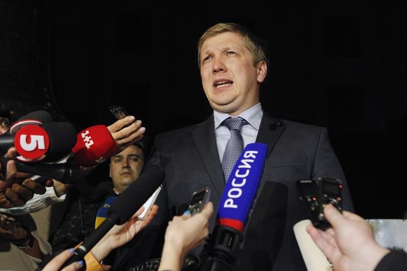© Reuters. Kobolev, chief executive of Ukrainian state gas company Naftogaz, talks to journalists as he leaves after talks with members of the Russian delegation and EU Energy Commissioner Oettinger, in Kiev