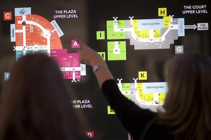 © Reuters. Shoppers refer to a map at the King of Prussia Mall, United State's largest retail shopping space, in King of Prussia