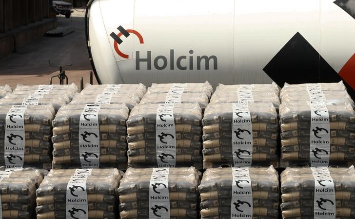 © Reuters. Bolsas de cimento na fábrica da Holcim, na Suíça 