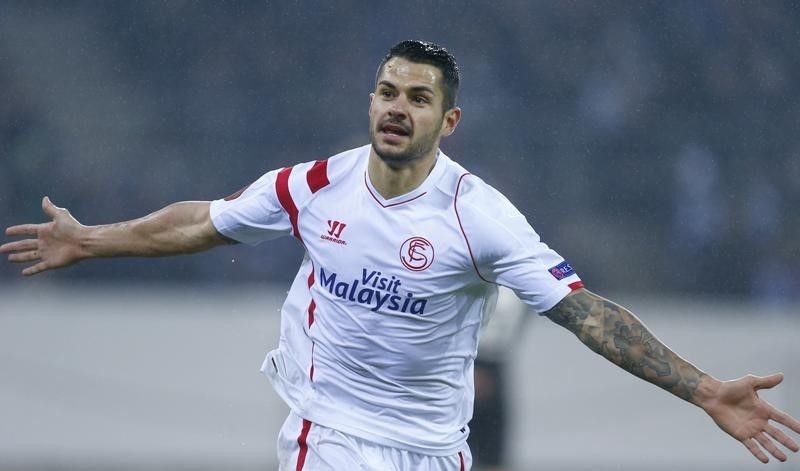 © Reuters. Sevilla's Vitolo celebrates after scoring against Borussia Moenchengladbach during Europa League soccer match in Moenchengladbach