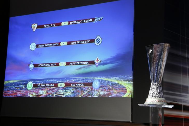 © Reuters. Tabela de jogos da Liga Europa na sede da UEFA, em Nyon, na Suíça 