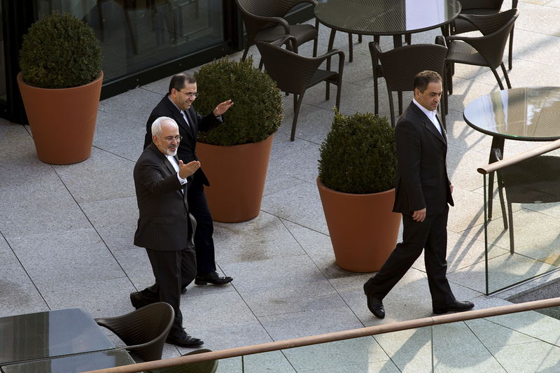 © Reuters. Iran's Foreign Minister Zarif heads out for a walk before a negotiating session with U.S. Secretary of State Kerry over Iran's nuclear program in Lausanne