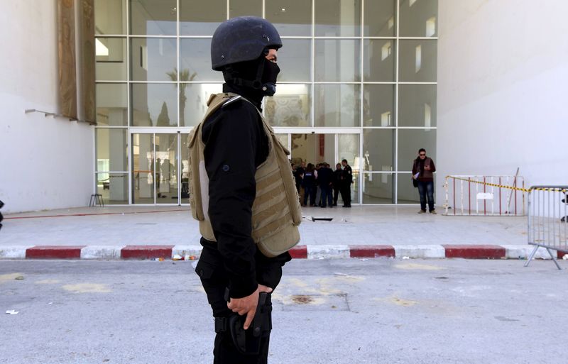 © Reuters. Policemen guard the entrance of the Bardo museum in Tunis