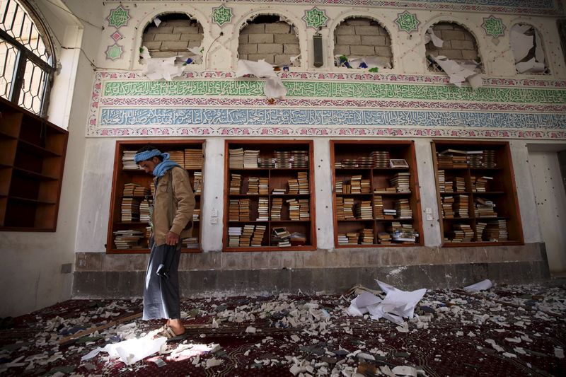 © Reuters. Militante houthi em mesquita atacada em Sanaa