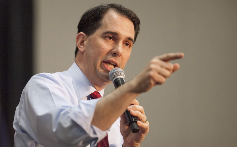 © Reuters. Wisconsin Governor Scott Walker (R-WS) speaks to supporters after a barbeque in Greenville, South Carolina,