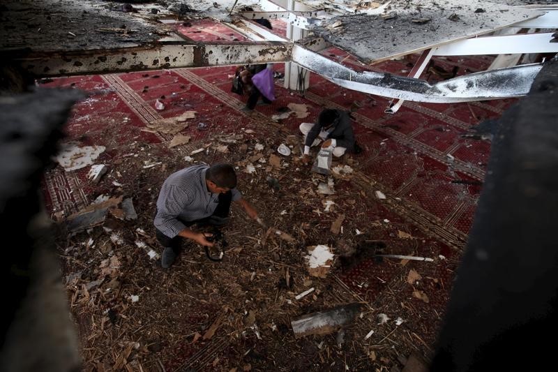 © Reuters. انتحاريون يهاجمون مسجدين ويقتلون 126 شخصا في اليمن