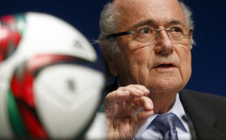 © Reuters. Blatter pide a los políticos que "dejen de interferir" en el fútbol