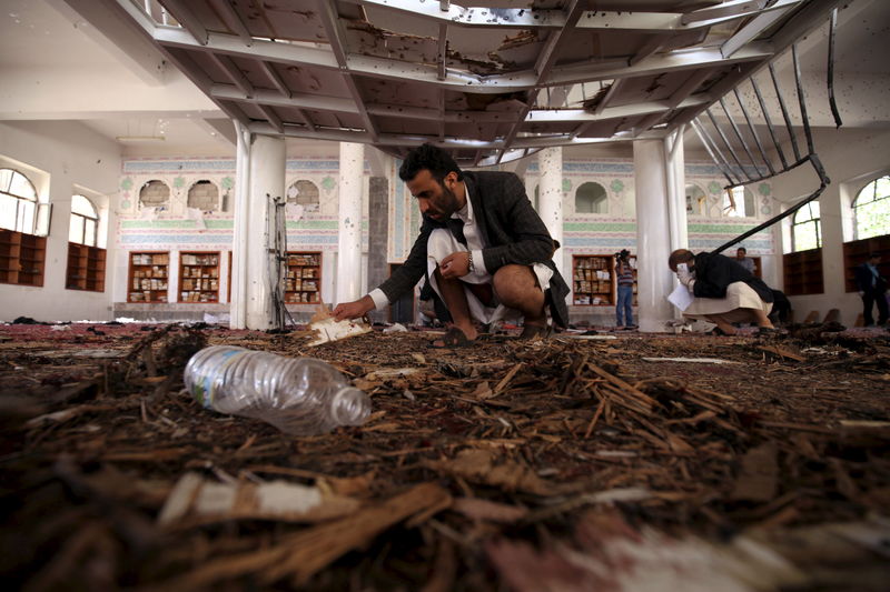 © Reuters. Investigadores analisam local de ataque em Sanaa