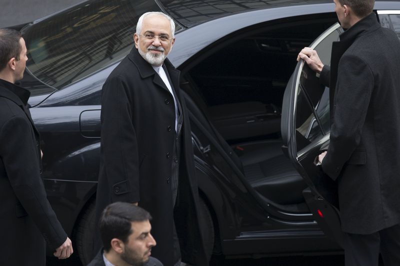 © Reuters. Chanceler iraniano Zarif deixa hotel em Lausanne