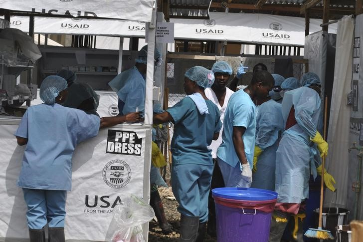 © Reuters. Agentes entram em centro de tratamento de Ebola em Monróvia