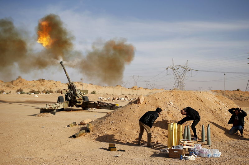 © Reuters. Combatentes do Amanhecer Líbio disparam contra militantes do Estado Islâmico