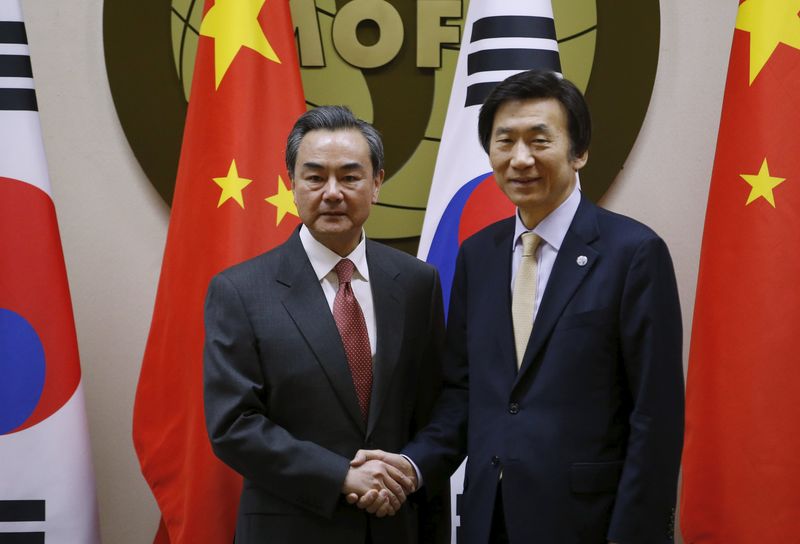 © Reuters. مبعوثون كبار من كوريا الجنوبية واليابان والصين يجتمعون  للحد من التوترات