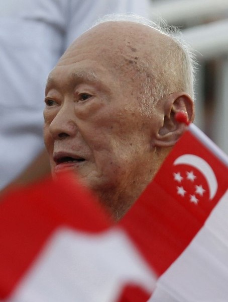 © Reuters. تدهور الحالة الصحية لرئيس وزراء سنغافورة السابق