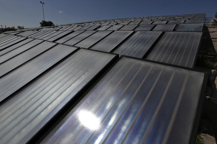 © Reuters. شبكات القوى الكهربية باوروبا تعلن نجاحها في مواجهة كسوف الشمس