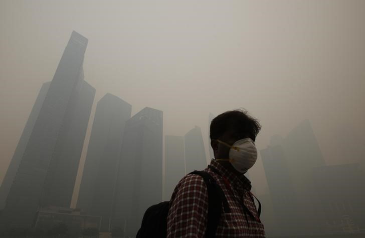 © Reuters. ارتفاع التلوث في سنغافورة الى مستوى ضار بالصحة