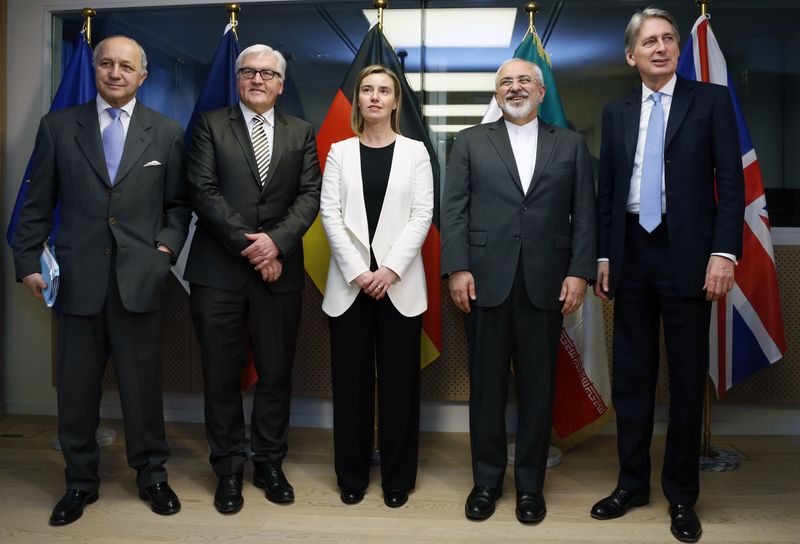 © Reuters. France's Foreign Minister Fabius, Germany's Foreign Minister Steinmeier, EU foreign policy chief Mogherini, Iran's Foreign Minister Zarif and British Foreign Secretary Hammond pose ahead of nuclear talks in Brussels