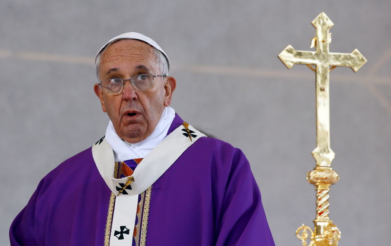 © Reuters. Pope Francis celebrates a mass in Plebiscito square during his pastoral visit in Naples