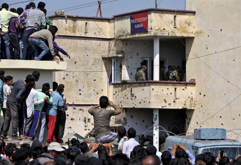 © Reuters. معركة بالأسلحة بعد هجوم متشددين على معسكر للجيش الهندي في كشمير