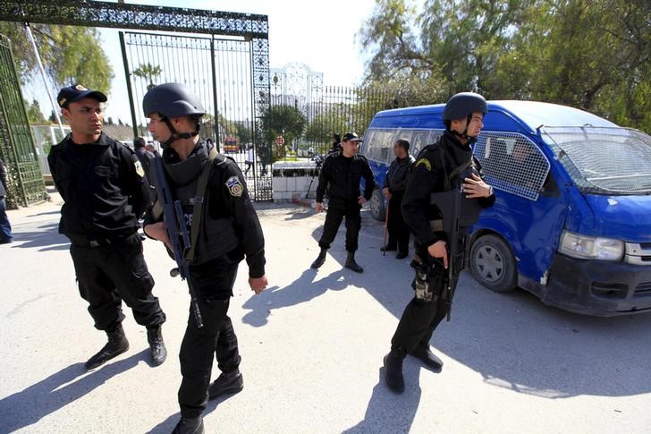 © Reuters. اعتقال أكثر من 20 شخصا في تونس بعد الهجوم على متحف باردو
