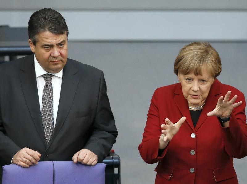 © Reuters. German Chancellor Merkel and Economy Minister Gabriel attend a debate at the Bundestag in Berlin