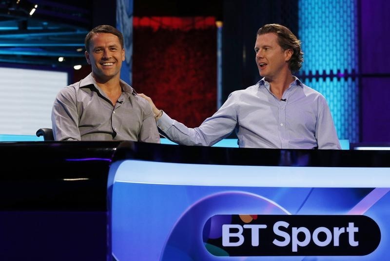 © Reuters. Co-commentator Owen and football expert McManaman during the BT Sport channel launch program at the BT Sport studio in the Queen Elizabeth Olympic Park, in east London