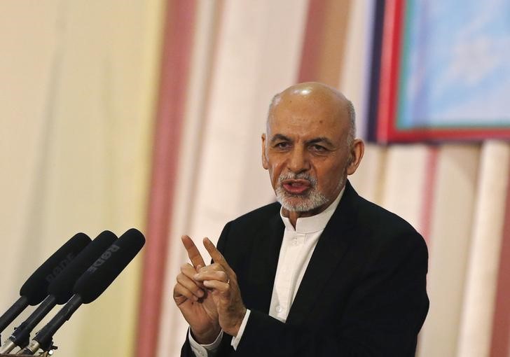 © Reuters. Afghanistan's President Ashraf Ghani speaks during a graduation ceremony at the National Military Academy in Kabul