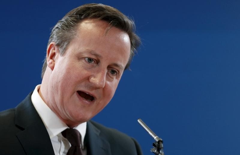 © Reuters. Britain's PM Cameron addresses a news conference during a EU leaders summit in Brussels