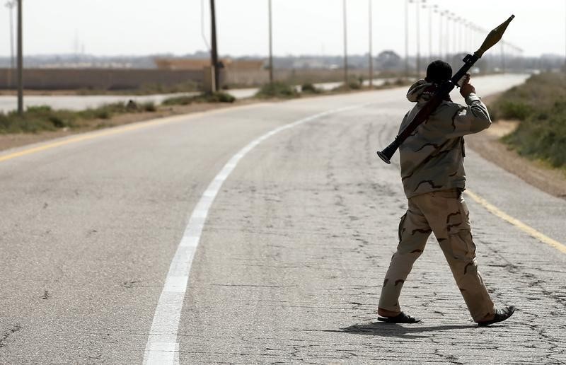 © Reuters. مسؤول: ضربة جوية تقتل قياديا بارزا في جماعة فجر ليبيا