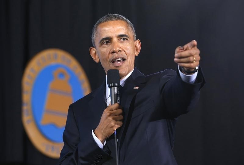 © Reuters. U.S. President Barack Obama speaks to the City Club of Cleveland about middle class economics in Ohio