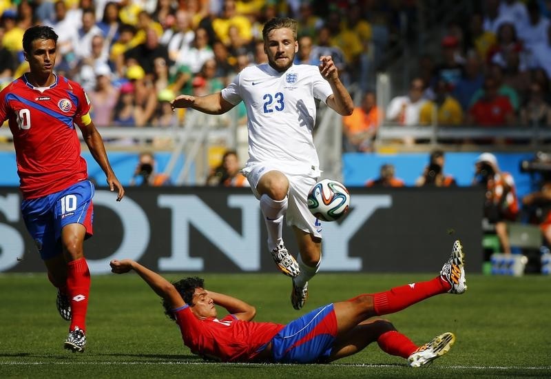 © Reuters. England's Shaw jumps over Costa Rica's Tejeda as he runs beside Ruiz during their 2014 World Cup Group D soccer match at the Mineirao stadium in Belo Horizonte