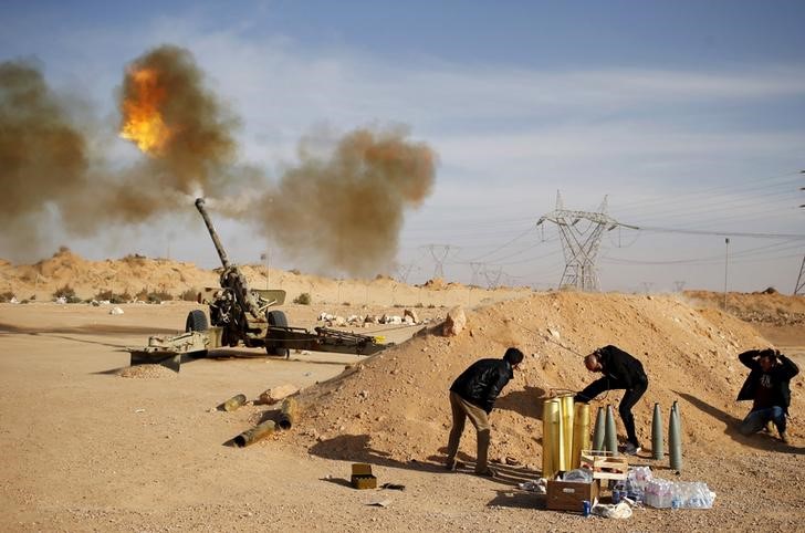 © Reuters. En la imagen de archivo, combatientes de Amanecer Libio disparan un cañón de artillería contra militantes de Estado Islámico cerca de Sirte