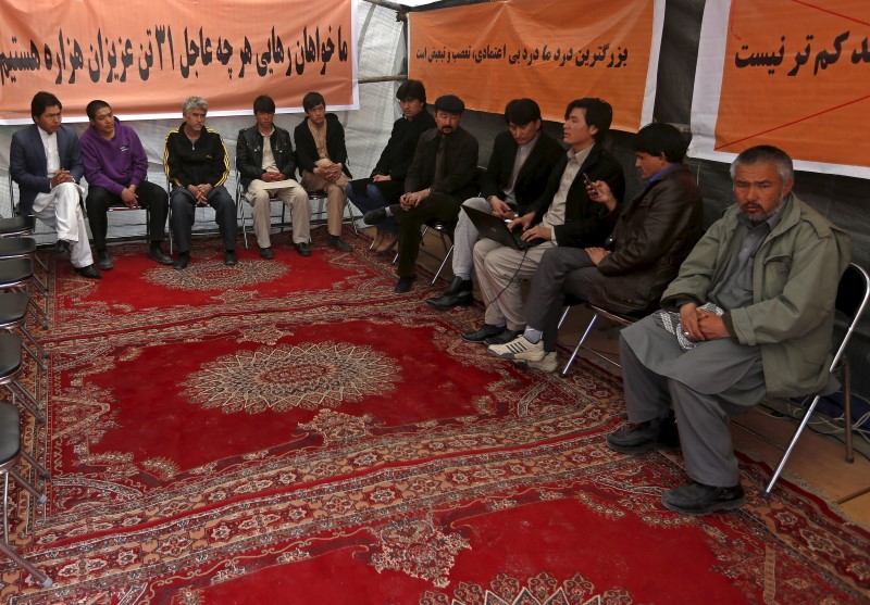 © Reuters. Ethnic Hazara demonstrators gather in a protest tent in Afghanistan's capital demanding action to rescue Hazaras kidnapped from a bus by masked men who many believe are influenced by Islamic State, in Kabul