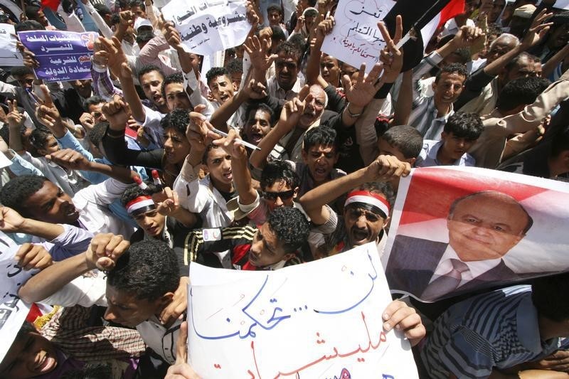 © Reuters. الحوثيون يسيطرون على أجزاء من ثالث أكبر مدينة في اليمن