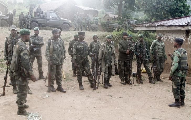 © Reuters. Congolese soldiers from FARDC receive instructions during their offence against the rebels from the FDLR in Kirumba village of Rutshuru territory in eastern Democratic Republic of Congo