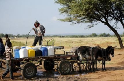 © Reuters. Crecimiento de población global amenaza con superar suministros de agua dulce, según estudio