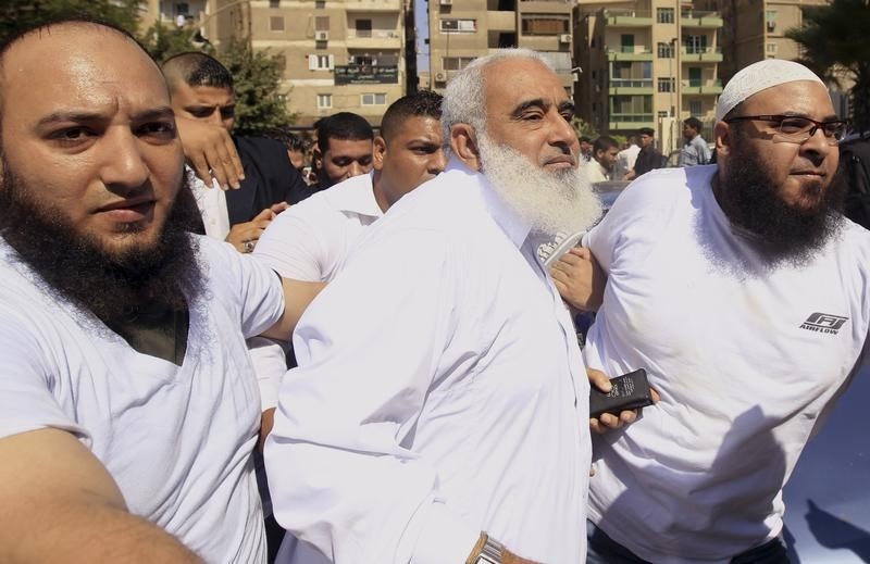 © Reuters. وكالة: محكمة مصرية تؤيد سجن داعية إسلامي مزق الإنجيل