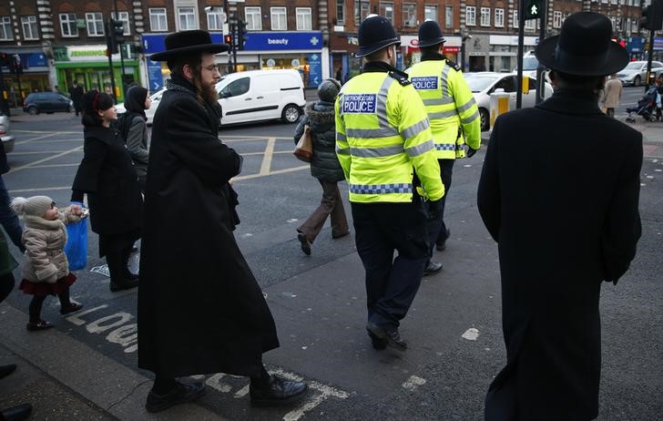 © Reuters. شرطة لندن تعتقل ستة اشخاص بعد هجوم على كنيس يهودي