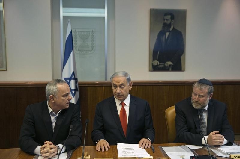 © Reuters. Israel's Strategic Affairs Minister Steinitz, PM Netanyahu and Cabinet Secretary Mandelblit attend a weekly cabinet meeting in Jerusalem