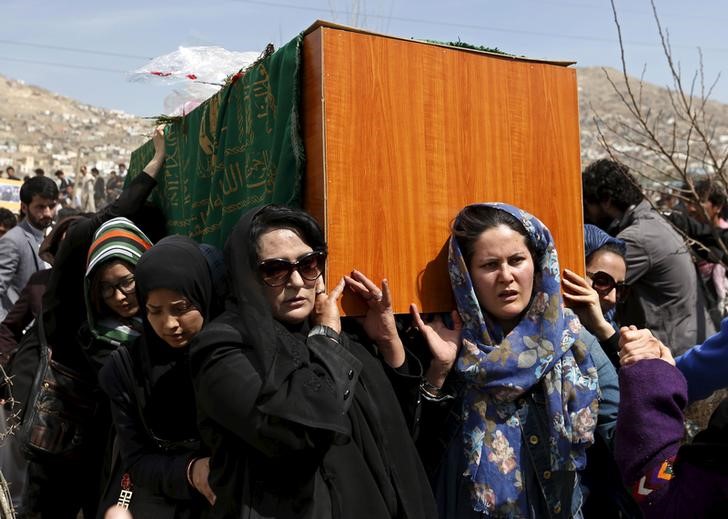 © Reuters. محقق:المرأة التي قتلها أشخاص في كابول بزعم حرق المصحف بريئة