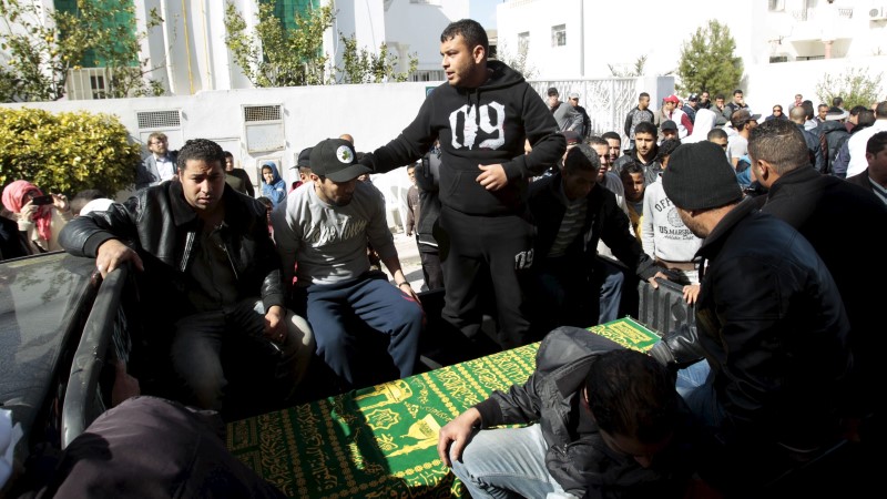 © Reuters. The coffin of Yassine al-Abidi, who gunned down 20 foreign tourists at Tunisia's Bardo museum, is transported during his funeral in Tunis