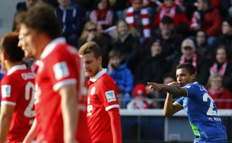 © Reuters. Gustavo of VfL Wolfsburg celebrates his equalizing goal against FSV Mainz 05 during their German first division Bundesliga soccer match in Mainz