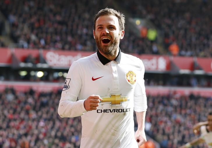 © Reuters. Mata marca dos goles y da la victoria al Manchester United frente al Liverpool