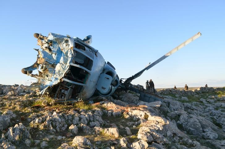© Reuters. تحطم طائرة هليكوبتر للجيش السوري ومسلحون يأسرون أفرادا من الطاقم
